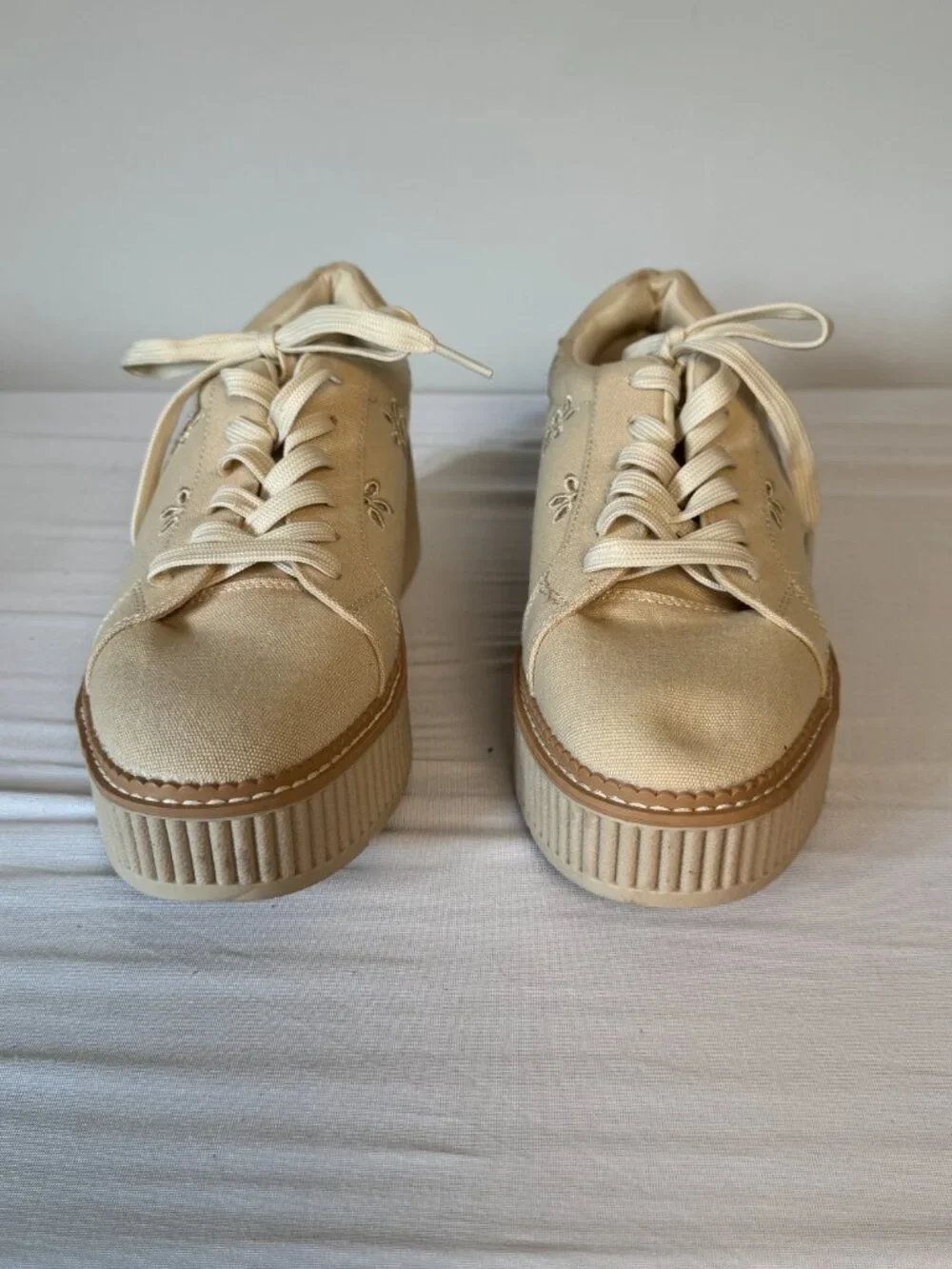 9.5 Dolce Vita Brin Canvas Eyelet Sneakers Platform Shoes Beige Tan Cream Flower